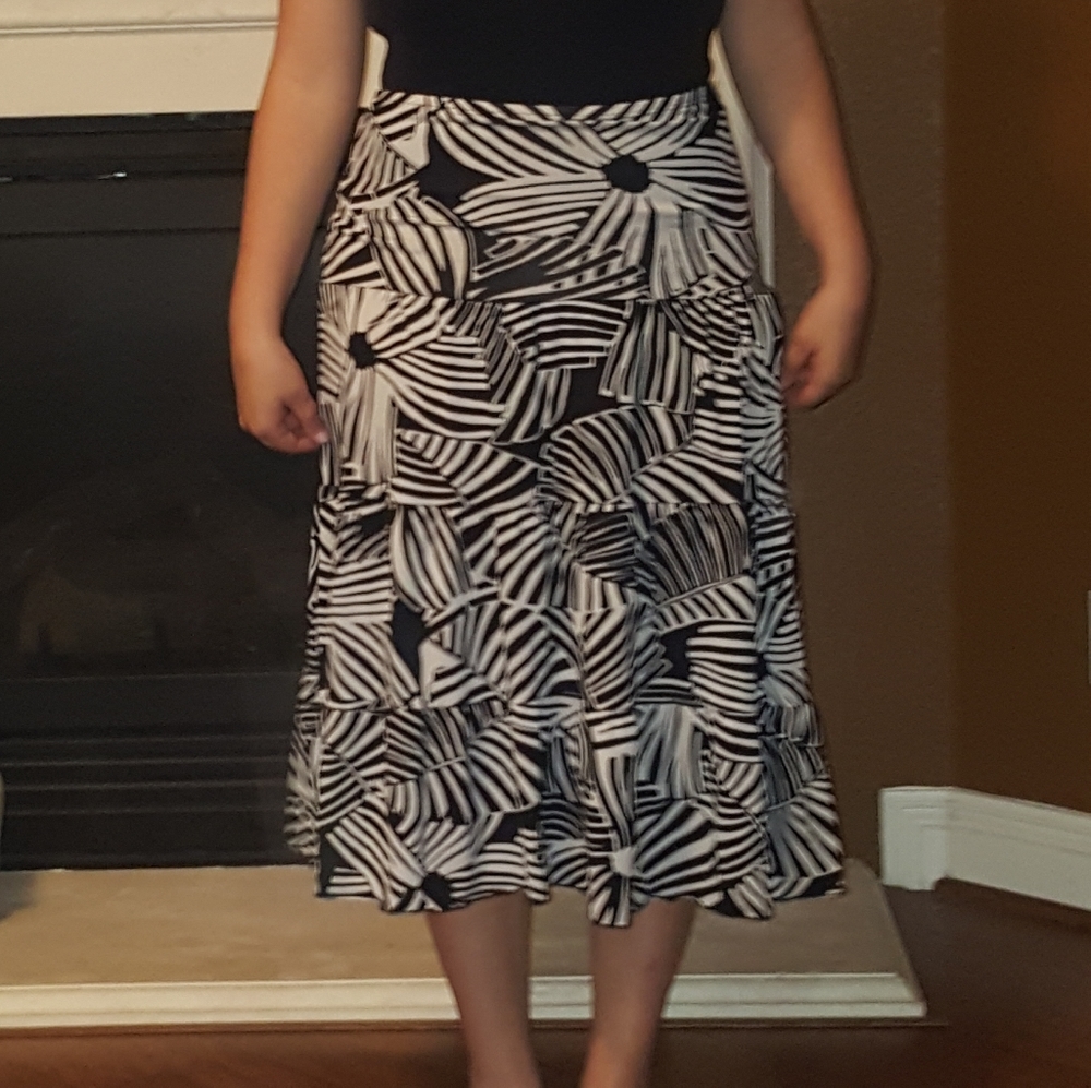 ☆SALE 5 for $25☆ Black & White Skirt